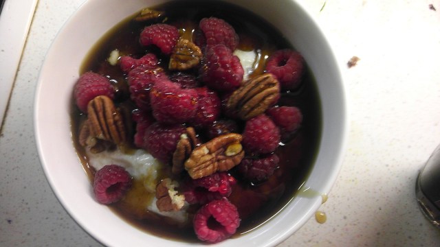 milchreis mit himbeeren, pekannüssen und ahornsirup
