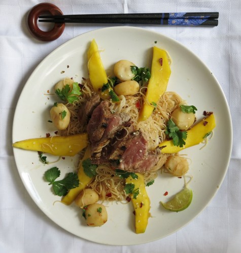 filetspitzen auf mango-wasserkastanien-salat