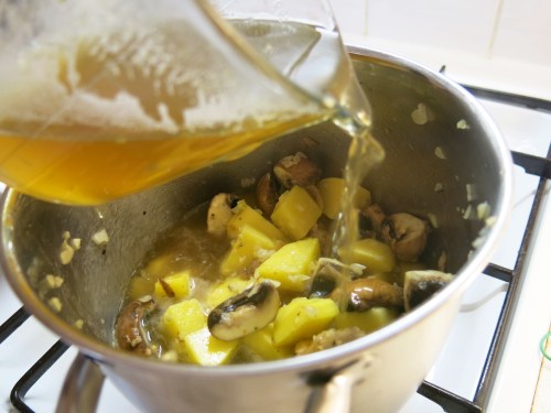 Erdäpfel-Champignon-Suppe mit frischen Chips