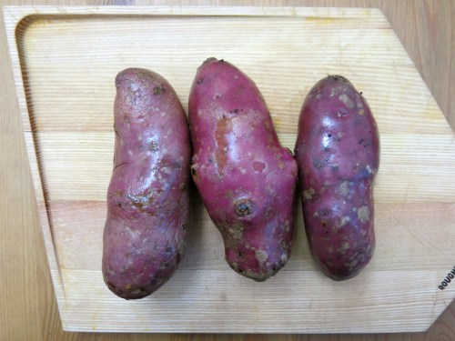 Grüner-Spargel-mit-violetten-Erdäpfeln