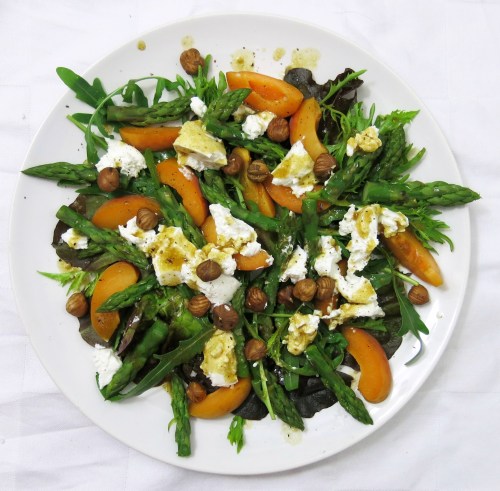 spargel-marillen-salat mit ziegenkaese